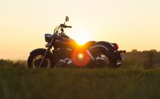 moottoripyörä ja auringonlasku